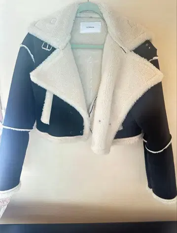 숏 기장 블랙 화이트 무스탕 코트