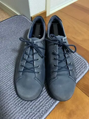 ECCO 그레이 스웨이드 캐주얼 스니커즈
