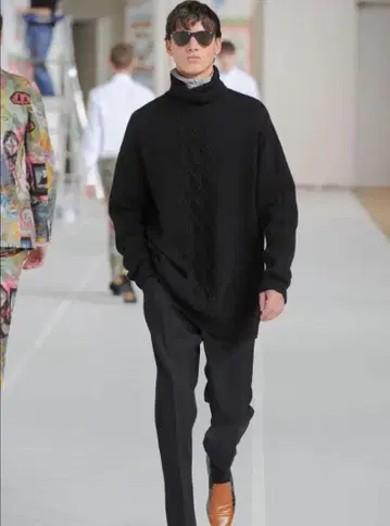 DRIES VAN NOTEN 블랙 빅 실루엣 터틀넥 니트