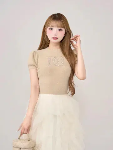 시착만 한 상품 다리치 팬시 비즈 DD 로고 니트탑 베이지