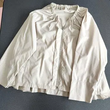 베이지 프릴 디자인 자켓