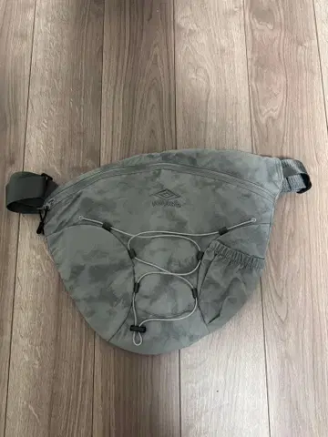 UMBRO 바디백 그레이