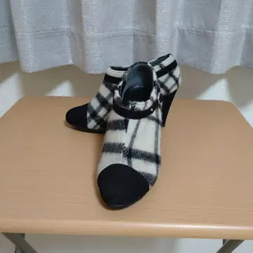 체크 무늬 스트랩 부티