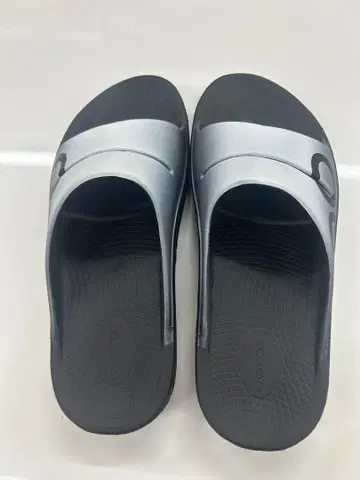 OOFOS 실버 블랙 샌들