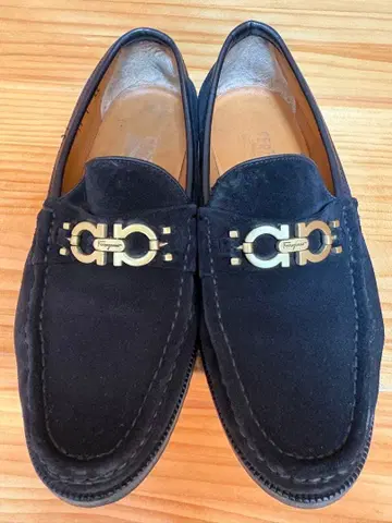 페라가모 블랙 스웨이드 로퍼