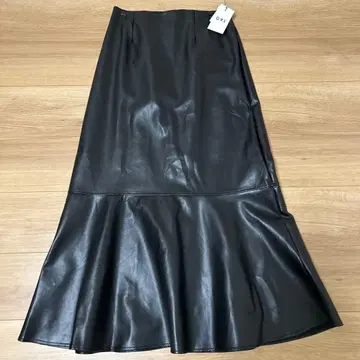 GAL 레더풍 플레어 스커트