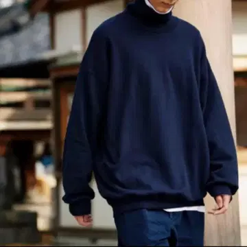 [ 미사용 새상품 ] 쿠메 섬유 빅 터틀넥 맨투맨 블랙