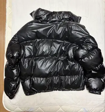 블랙 광택 다운 자켓 숏 기장 드로우 코드 포함