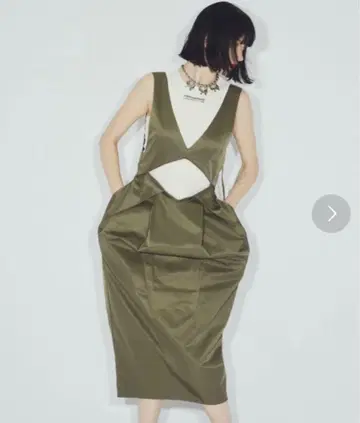 올리브색 컷 아웃 디자인 롱 드레스