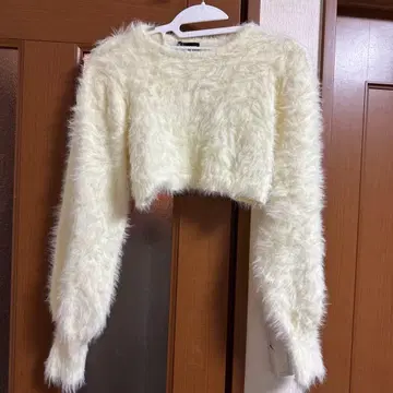 나카마치 아야 브랜드 JUSTANOON 크림색 크롭 스웨터