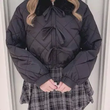 evelyn 리본 퍼 숏 다운 블랙