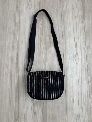 [새상품급] marimekko KERTTU 숄더백 네이비 스트라이프