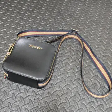 타미힐피거 블랙 스퀘어 숄더백