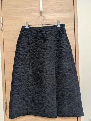 제브라 패턴 플레어 스커트 블랙