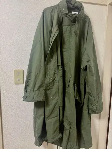 빅 실루엣 M-65 스탠드 카라 후디드 롱 모즈 코트