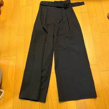 GU 벨트 포함 블랙 와이드 팬츠 S