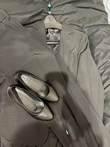 블랙 팬츠 수트와 신발 세트