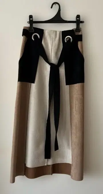 [ 개럴개런트 ] 베이지와 블랙의 스웨이드풍 롱 스커트
