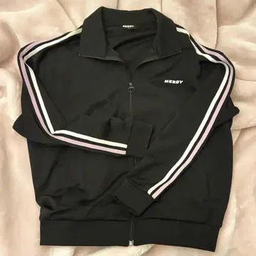 NERDY 트랙 자켓 보플 착용