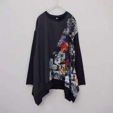 *이즈스칼라 553207: 나비꽃 콜라주 무늬 이소재 절개 풀오버