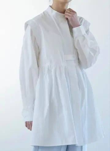 화이트 코튼 셔츠 허리 절개