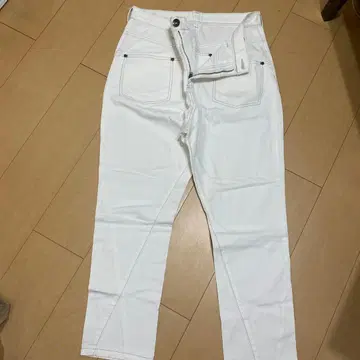 화이트 데님 팬츠, 살짝 배기핏입니다.