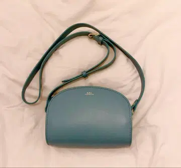 레어 컬러! 새상품급 A.P.C. 하프문 백 블루