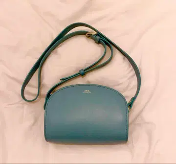 레어 컬러! 새상품급 A.P.C. 하프문 백 블루