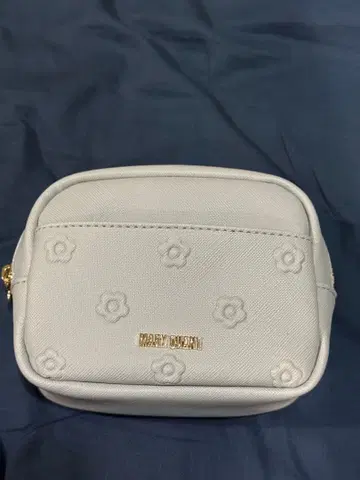MARY QUANT 심플 엠보싱 데이지 미니 파우치