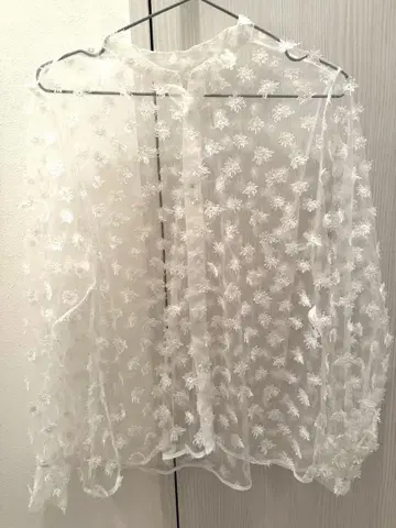 MACPHEE 맥피 플러피 자수 밴드 카라 블라우스