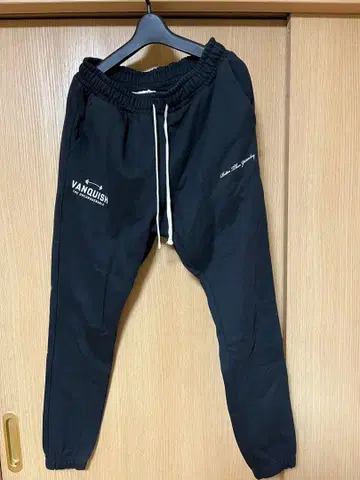 VANQUISH 블랙 조거 팬츠