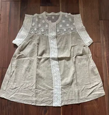 미즈이로 인드 레이스 블라우스 슬리브리스