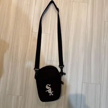 블랙 숄더백 로고 자수