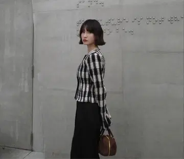 [택 포함 새상품] SHIRRING DESIGN BLOUSE