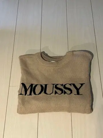 MOUSSY 베이지 로고 니트 스웨터