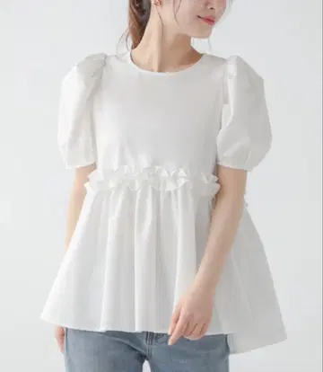 프릴 달린 화이트 블라우스 핏모어