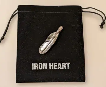 아이언 하트 페더 펜던트 탑