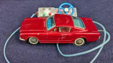 1960년대 제작 레트로 빨간색 무선 조종 자동차 핸들형