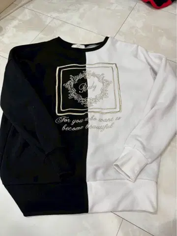 Raby 한쪽 블랙 화이트 맨투맨