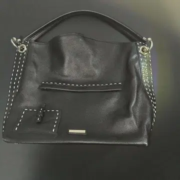 BCBGMAXAZRIA 블랙 가죽 숄더백