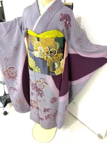 전통적인 보라색 후리소데 풀세트