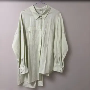 DRESSLAVE 연한 녹색 긴팔 셔츠 앞 포켓 부착 비대칭