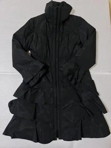 프릴 달린 블랙 롱 다운 자켓