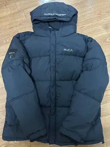RVCA 블랙 다운 자켓 후드 부착