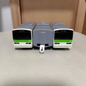 프라레일 리락쿠마 x 야마노테선 랩핑 기차