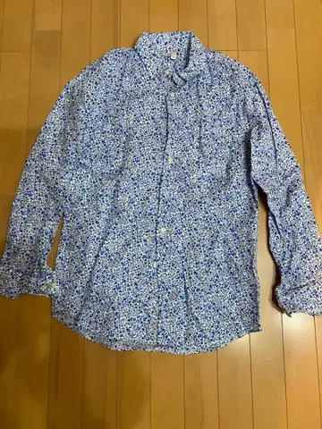 파랑과 화이트 꽃무늬 긴팔 셔츠