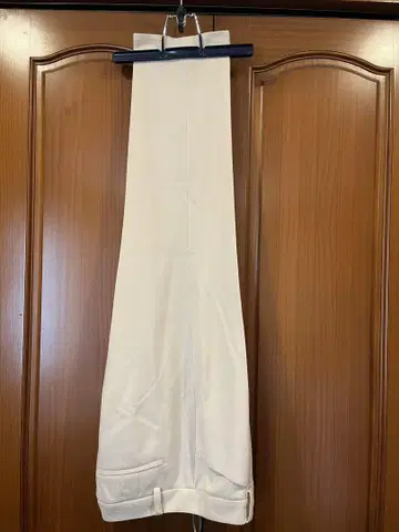 크림색 슬랙스