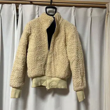 보아 자켓 크림색 보라색 안쪽