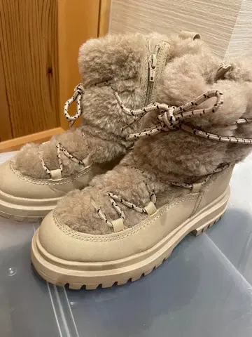 ZARA 퍼 포함 베이지 부츠