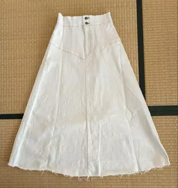 새상품 미사용 코디하기 쉬운 화이트 롱 데님 스커트